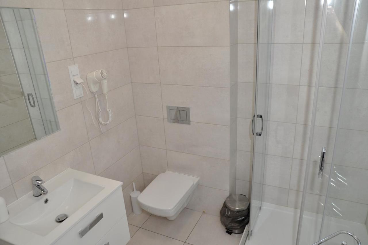 Pokoje, Apartamenty, Restauracja Marcus Oborniki Exteriör bild