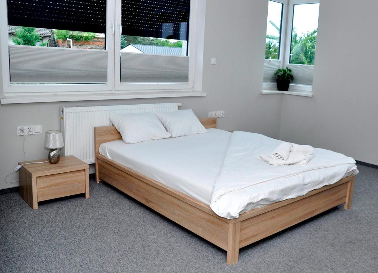 Pokoje, Apartamenty, Restauracja Marcus Oborniki Exteriör bild