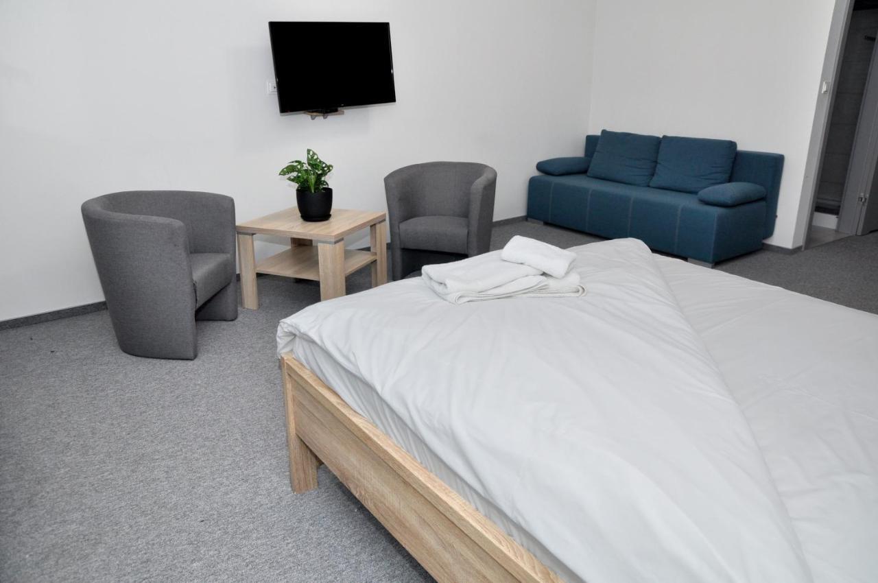 Pokoje, Apartamenty, Restauracja Marcus Oborniki Exteriör bild