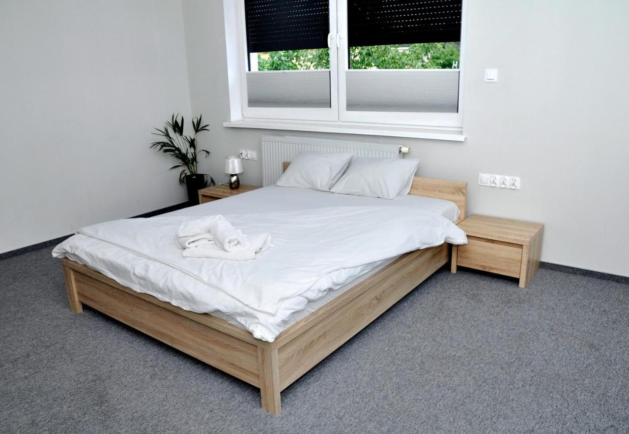 Pokoje, Apartamenty, Restauracja Marcus Oborniki Exteriör bild